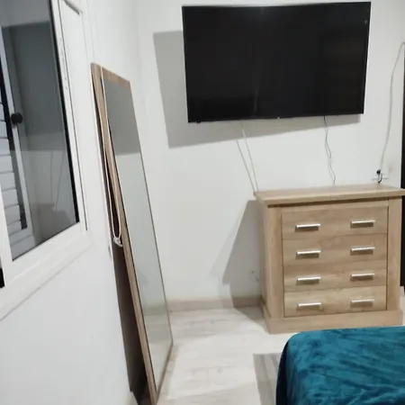 Habitacion Privada ホームステイ Sardina